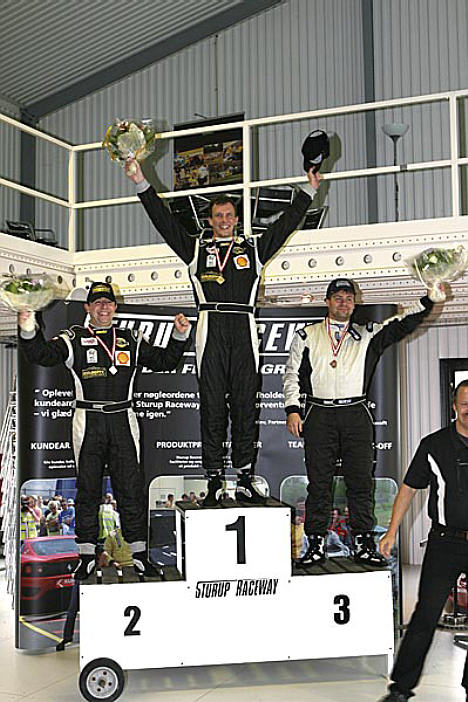 HKH Prins Joachim er igen Danmarks Mester i 1965 klassen, her flankeret af Oscar Davidsen Siesbye (2. pl.) samt Anders Nannerup (3. pl.) efter medaljeoverrækkelsen på Sturup Raceway.